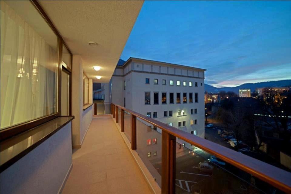 Apart Hotel Vlad Tepes Брашов Екстериор снимка