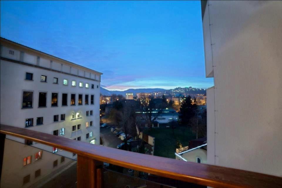 Apart Hotel Vlad Tepes Брашов Екстериор снимка