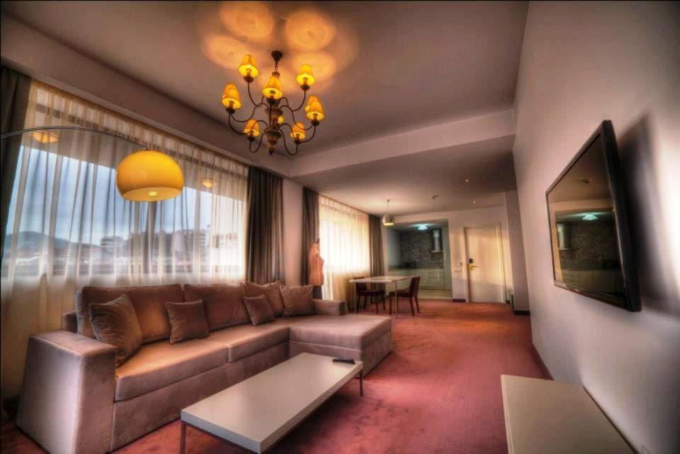 Apart Hotel Vlad Tepes Брашов Екстериор снимка