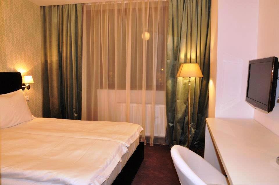Apart Hotel Vlad Tepes Брашов Екстериор снимка