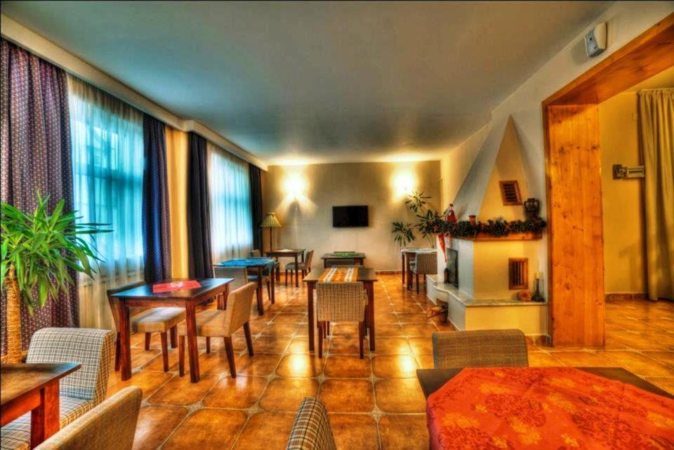 Apart Hotel Vlad Tepes Брашов Екстериор снимка