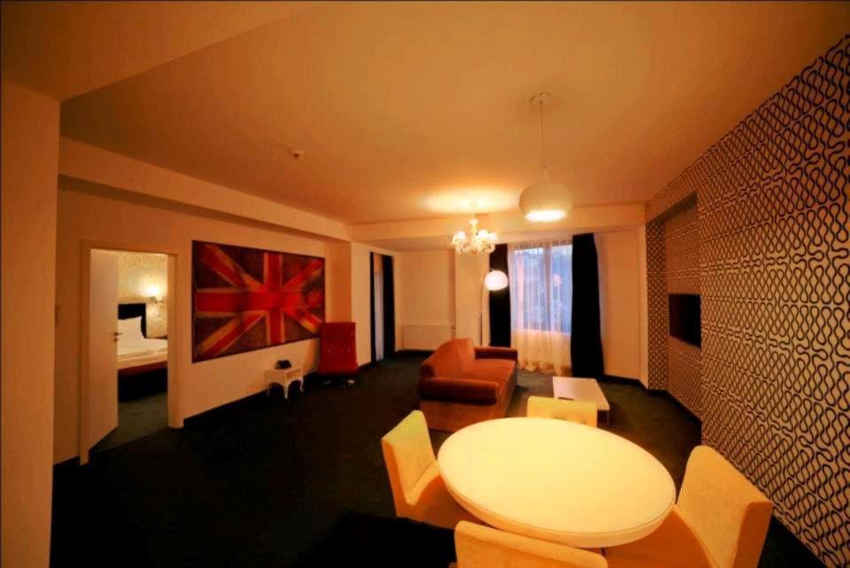 Apart Hotel Vlad Tepes Брашов Екстериор снимка