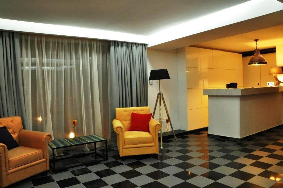 Apart Hotel Vlad Tepes Брашов Екстериор снимка