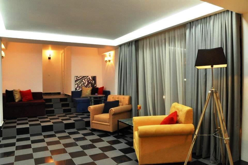 Apart Hotel Vlad Tepes Брашов Екстериор снимка