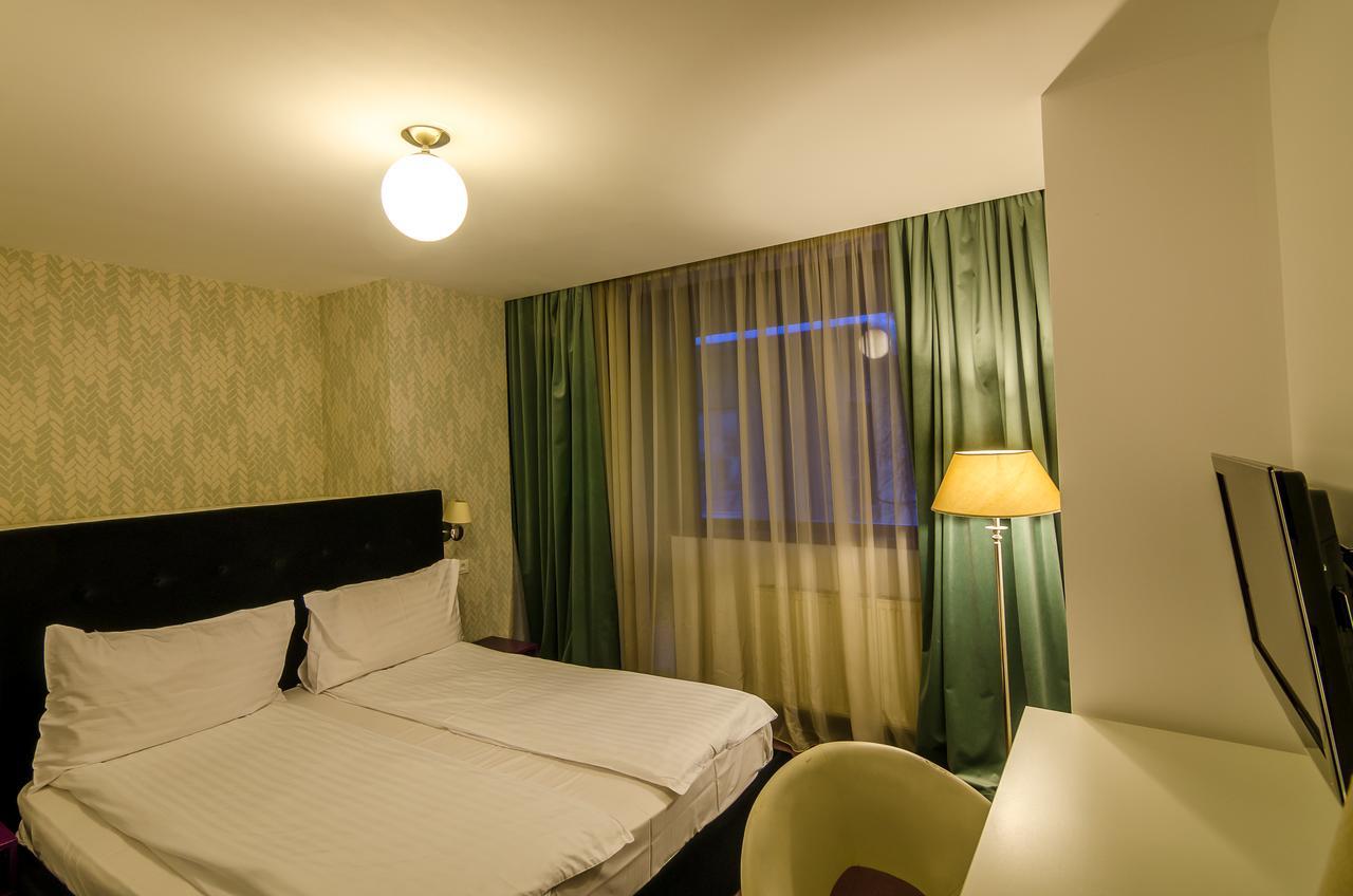 Apart Hotel Vlad Tepes Брашов Екстериор снимка