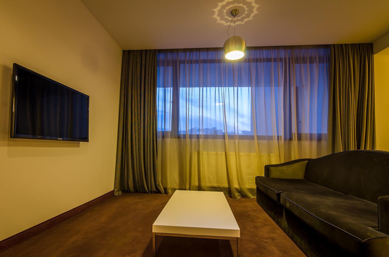 Apart Hotel Vlad Tepes Брашов Екстериор снимка