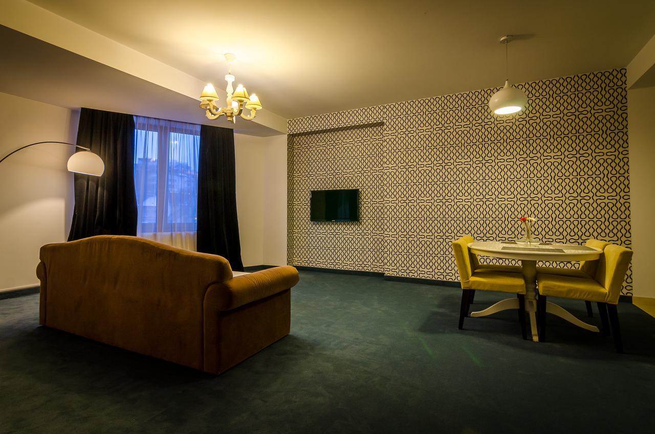 Apart Hotel Vlad Tepes Брашов Екстериор снимка