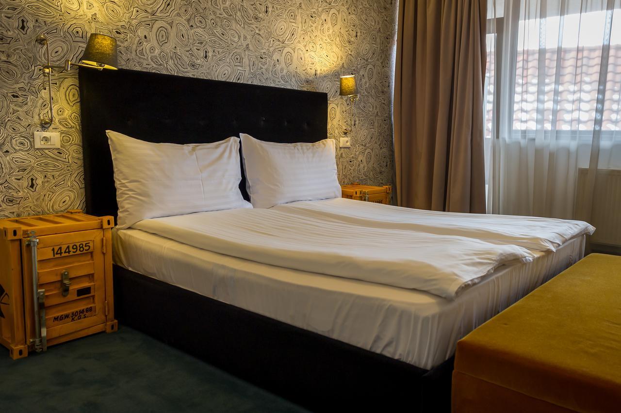 Apart Hotel Vlad Tepes Брашов Екстериор снимка