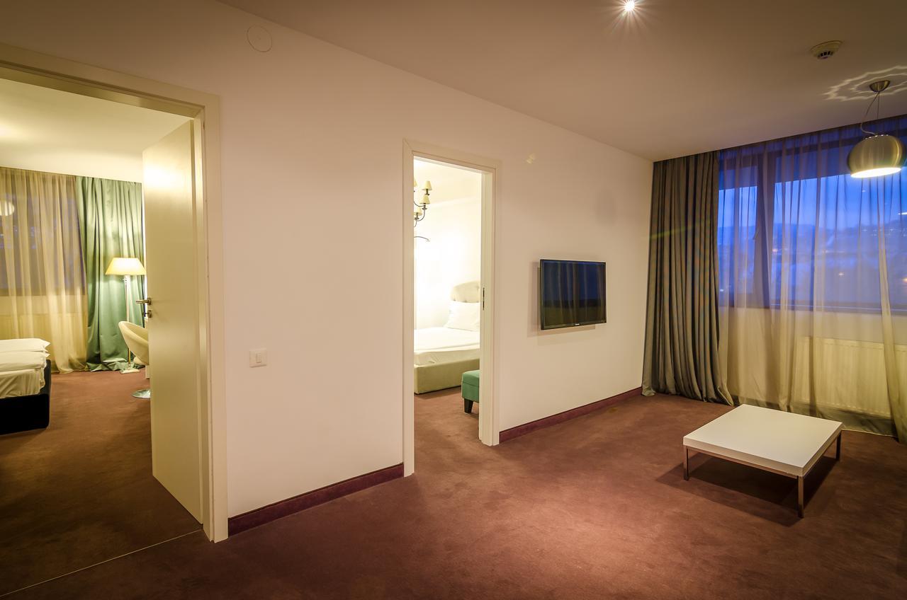 Apart Hotel Vlad Tepes Брашов Екстериор снимка