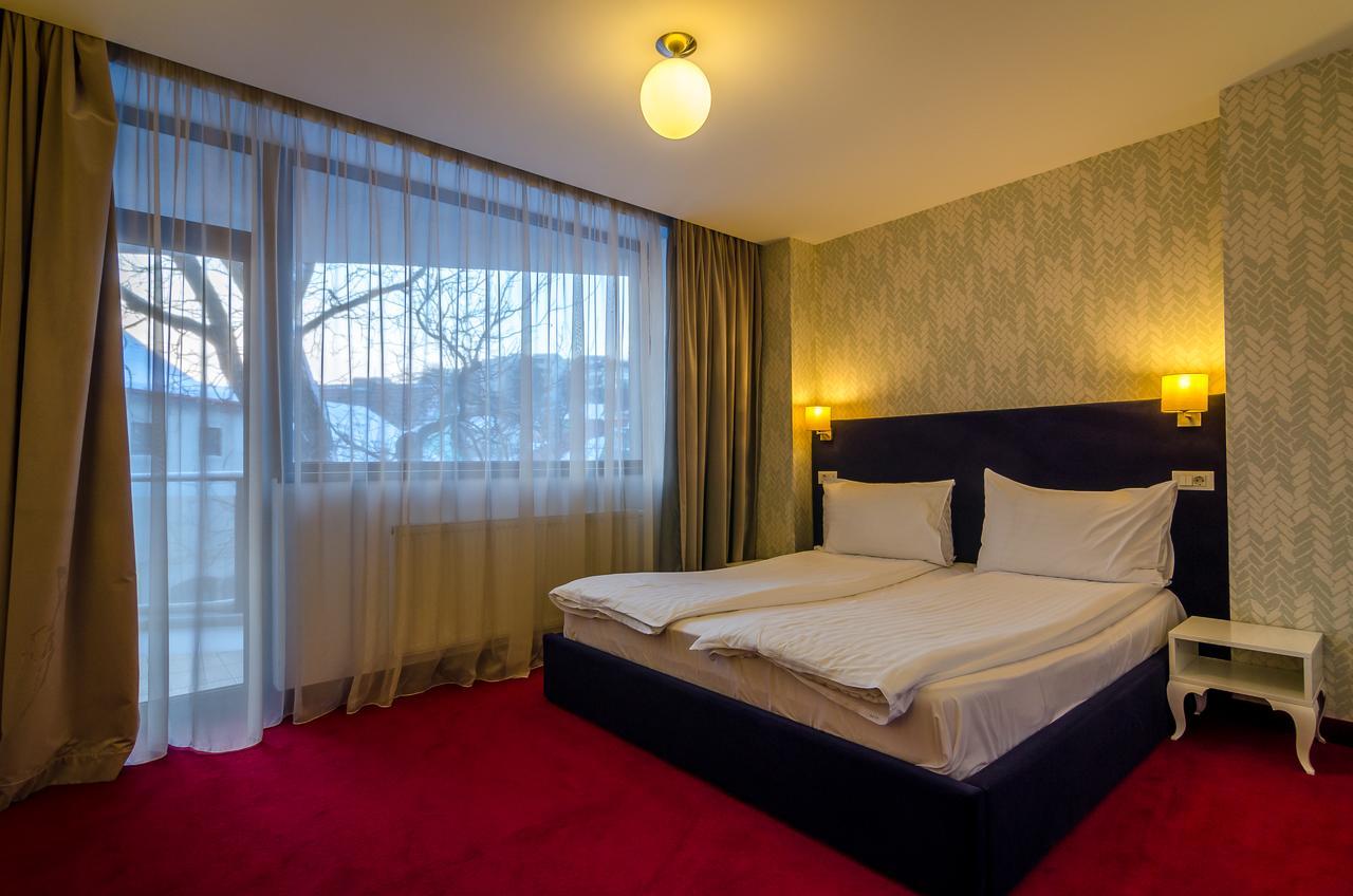 Apart Hotel Vlad Tepes Брашов Екстериор снимка