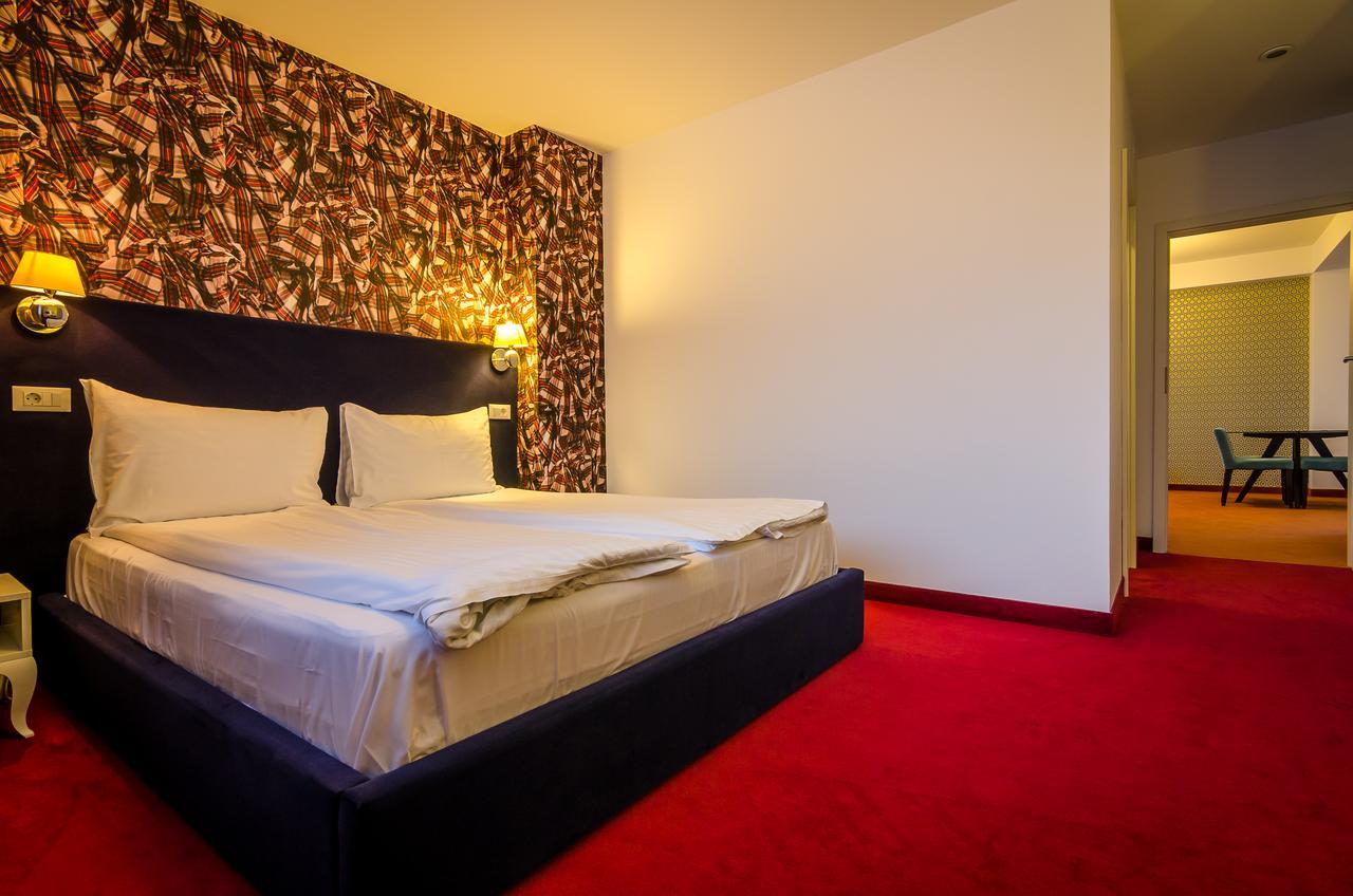 Apart Hotel Vlad Tepes Брашов Екстериор снимка