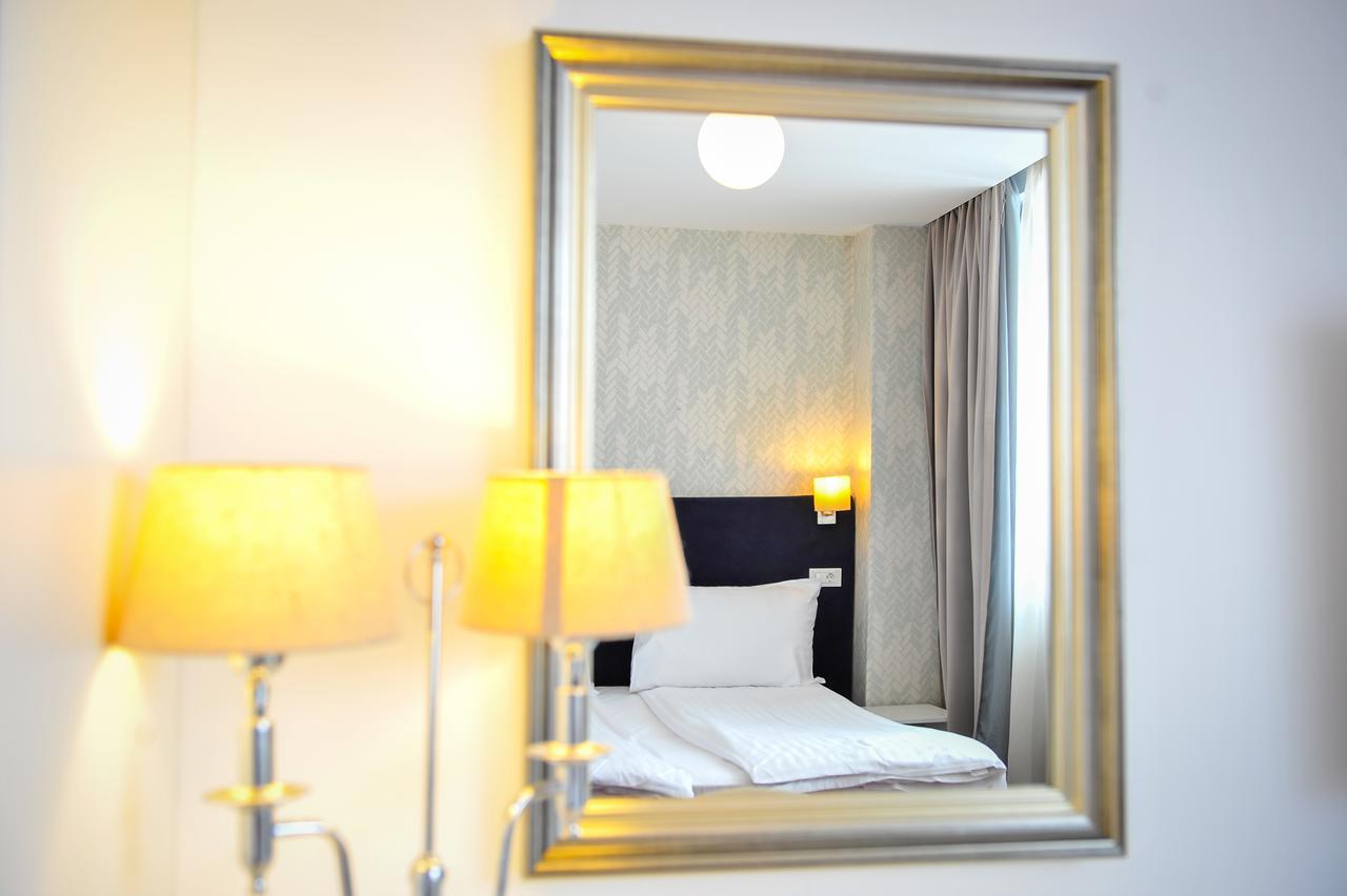 Apart Hotel Vlad Tepes Брашов Екстериор снимка
