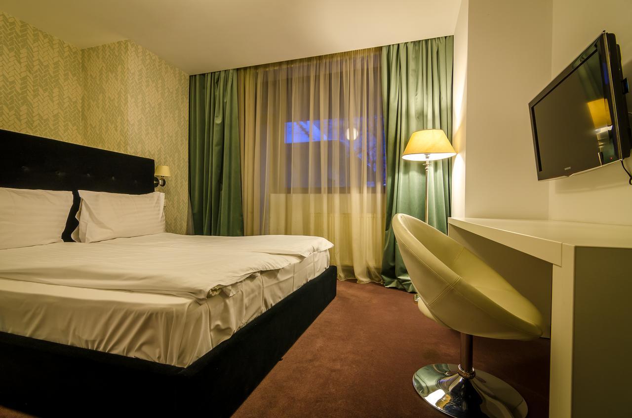 Apart Hotel Vlad Tepes Брашов Екстериор снимка